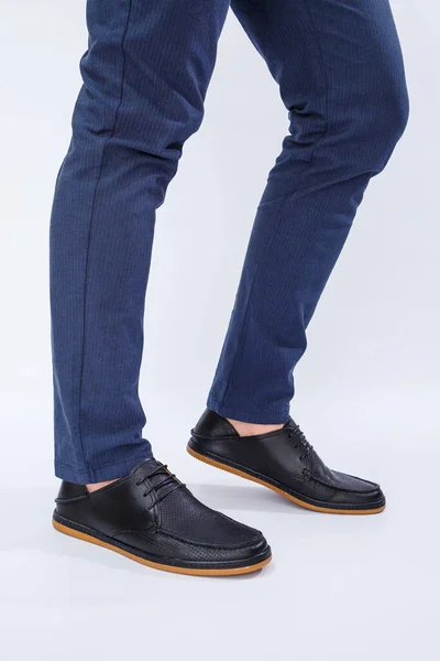 Hombre Está Usando Zapatos Negros Clásicos Hechos Cuero Natural Encaje — Foto de Stock
