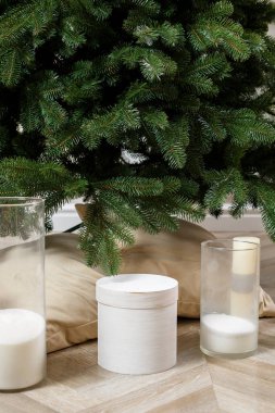 Altında hediyeler olan süslenmemiş bir Noel ağacı. İyi yeni yıl ruhu..