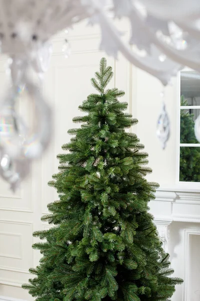 Close Kerstboom Zonder Speelgoed Goede Nieuwjaarssfeer Groene Kunstmatige Kerstboom Huis — Stockfoto