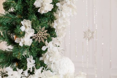 Bir Noel ağacına oyuncaklarla yakın plan süsleme. Yeni yıl kavramı