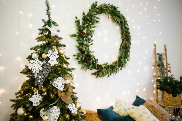 Karácsonyi Koszorú Egy Karácsonyfa Ágaival Falon Szilveszteri Dekoráció Egy Kényelmes — Stock Fotó