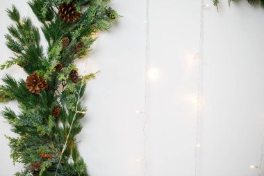 Bir Noel ağacına oyuncaklarla yakın plan süsleme. Yeni yıl kavramı