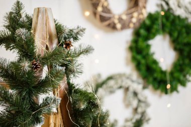 Bir Noel ağacına oyuncaklarla yakın plan süsleme. Yeni yıl kavramı