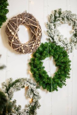 Duvarında Noel ağacı dalları asılı Noel çelengi. Rahat bir evde Yeni Yıl Dekoru