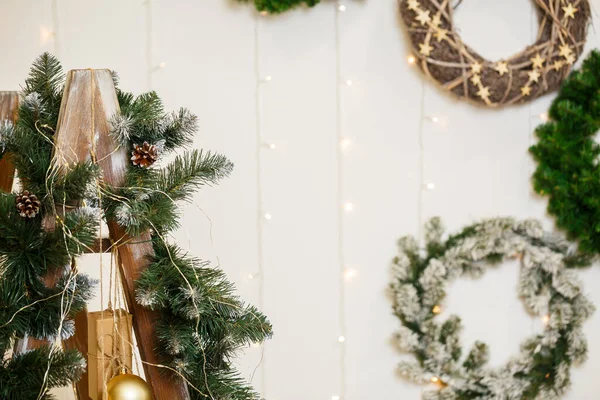 Karácsonyi Koszorú Egy Karácsonyfa Ágaival Falon Szilveszteri Dekoráció Egy Kényelmes — Stock Fotó