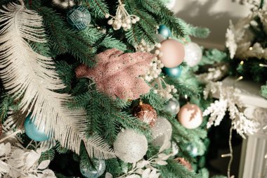 Apartmanın içinde yeni yıl, oyuncaklarla süslenmiş Noel ağacı, Noel ağacının altında hediyeler, iç tasarım.