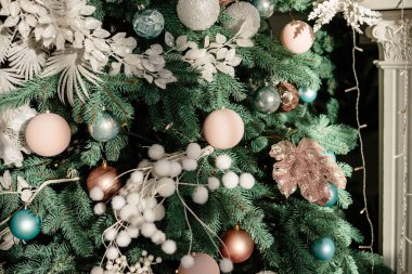 Apartmanın içinde yeni yıl, oyuncaklarla süslenmiş Noel ağacı, Noel ağacının altında hediyeler, iç tasarım.