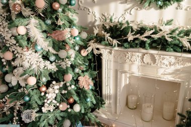 Apartmanın içinde yeni yıl, oyuncaklarla süslenmiş Noel ağacı, Noel ağacının altında hediyeler, iç tasarım.