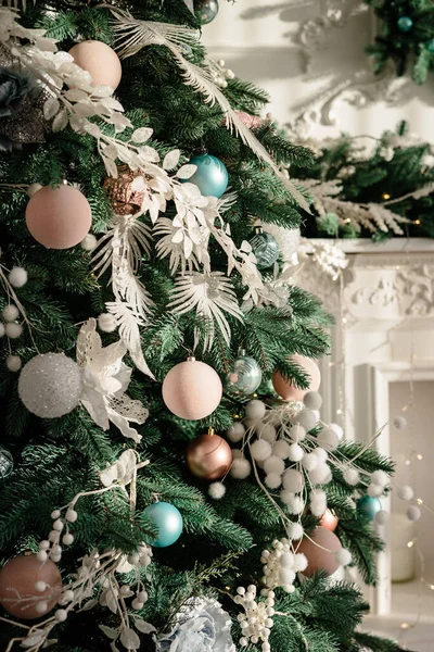 Interior Ano Novo Apartamento Árvore Natal Decorada Com Brinquedos Presentes — Fotografia de Stock