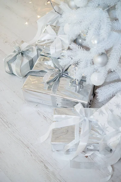 Decoratie Met Kerstspeelgoed Dennentakken Kerstballen Zilveren Stijl Ingepakte Cadeaus — Stockfoto