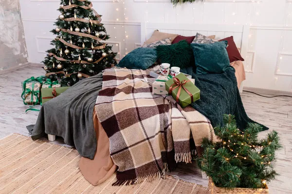 Hálószoba Díszített Karácsonyra Kényelmes Világos Belső Tér Kockás Fából Készült — Stock Fotó