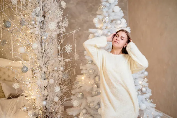 Young Woman White Sweater Room Decorated Christmas Stands Background Christmas — Stock Photo, Image