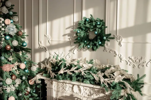 Yeni yıl için dekorasyonlar, duvarda köknar dalları. Rahat bir evde Noel dekoratif çelengi