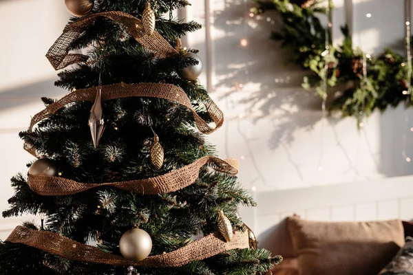 나무는 장난감 화환으로 장식되어 색깔의 클로즈업 크리스마스와 분위기 — 스톡 사진