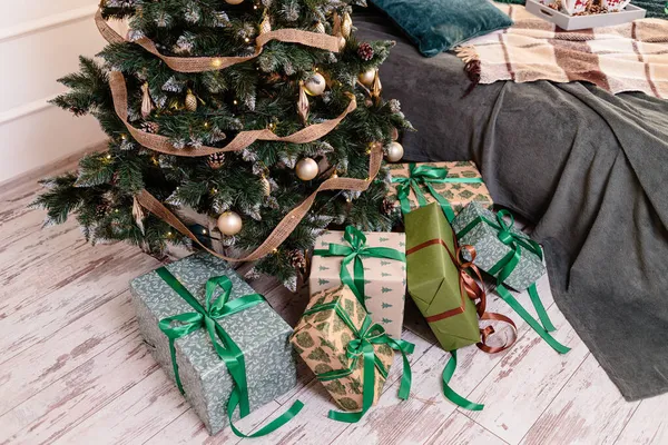 Kerstboom Met Speelgoed Een Bloemenslinger Met Geschenken Eronder Gezellige Huiselijke — Stockfoto