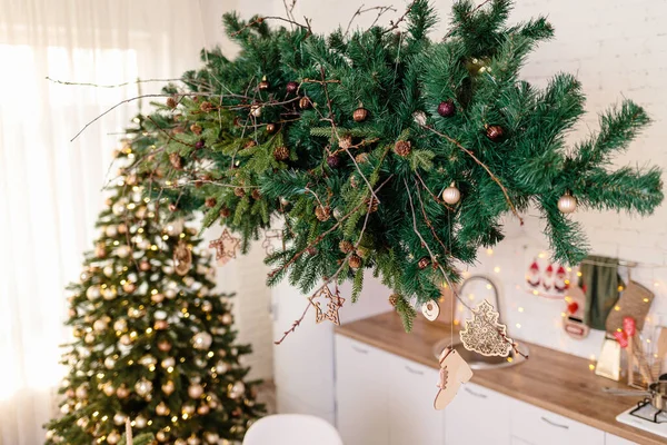 Yılbaşı Ağacı Mutfakta Evin Içinde Yeni Yıl Ağacı Var Noel — Stok fotoğraf