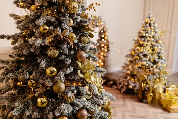 Χριστουγεννιάτικο Δέντρο Είναι Διακοσμημένο Χρυσά Παιχνίδια Για Νέο Έτος — Φωτογραφία Αρχείου