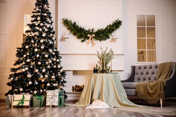 温馨舒适美丽的现代室内设计 柔和浅色 装饰着圣诞树和装饰元素 迎接新的一年 — 图库照片