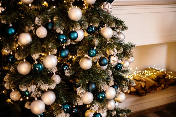 Décorations Noël Sur Arbre Beaux Jouets Aux Couleurs Claires Ambiance — Photo