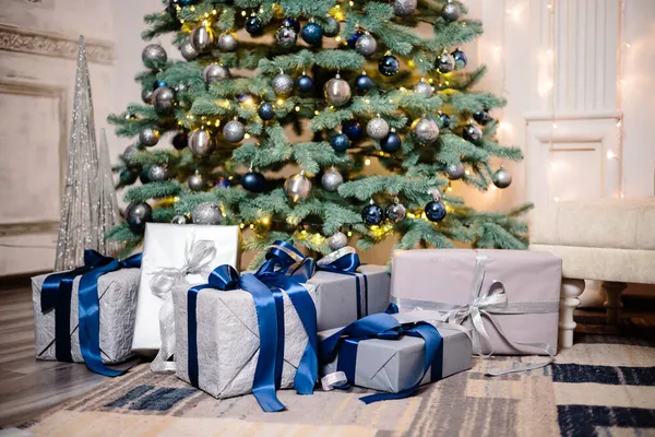 Ajándék Dobozok Karácsonyfa Alatt Karácsonyi Dekorációk Otthoni Mikulás Ajándék Csomagolás — Stock Fotó