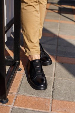 Erkek ayakkabısı ya da erkek ayakkabısı. Erkeklerin bacaklarında hakiki deriden yapılmış..