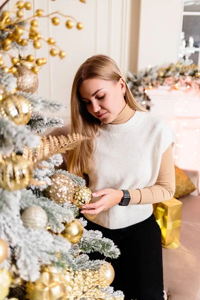 Vrouw Witte Trui Warme Gezellige Avond Een Kerstinterieur Kerstboom Versierd — Stockfoto