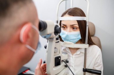 Klinikte bir optometrist vizyon üzerine çalışıyor. Oftalmoloji, tıbbi teşhis..
