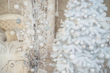 Noel oyuncakları ve köknar dallarıyla süslenmiş. Gümüş renkli Noel baloları ve paketlenmiş hediyeler.