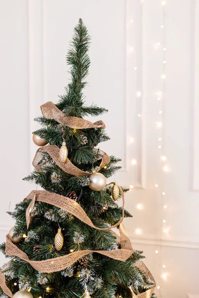 Árbol Está Decorado Con Juguetes Colores Una Guirnalda Foto Primer —  Fotos de Stock