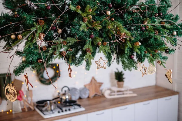 房子里的圣诞树在厨房里过年 装饰过的圣诞照片区 — 图库照片