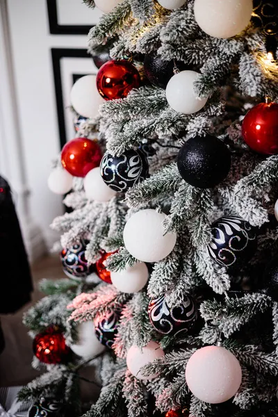 Árbol Navidad Decorado Cerca Bolas Rojas Blancas Luces Guirnalda Con —  Fotos de Stock