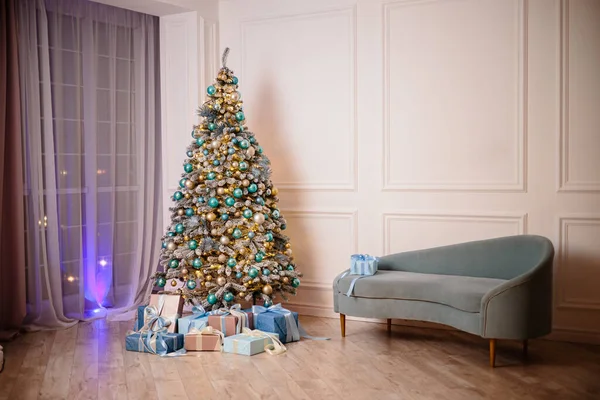 따뜻하고 현대식 크리스마스 트리와 새해를 디오르 로장식된 부드러운 밝은색으로 장식되어 — 스톡 사진