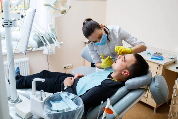 Tandarts Injecteert Patiënt Het Tandvlees Tanden Verdoven Behandeling Van Mondholte — Stockfoto