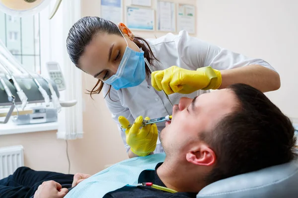 Dentista Injeta Paciente Gengiva Para Anestesiar Dentes Tratamento Cavidade Oral — Fotografia de Stock
