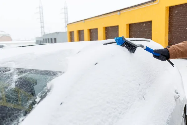 Молодой Человек Убирает Снег Своей Машины Уход Автомобилем Зимой — стоковое фото