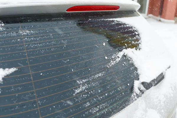 Zimą Ulicy Stoi Pokryty Śniegiem Samochód Śnieg Oknach Samochodów — Zdjęcie stockowe