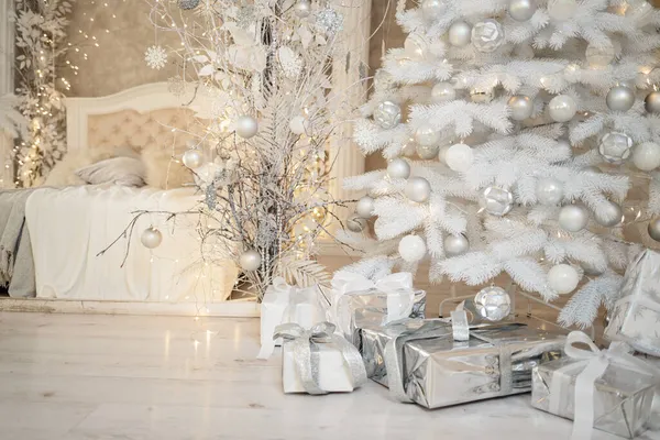 크리스마스 새해의 최소의 크리스마스 포장된 선물들 침대가 커다란 — 스톡 사진