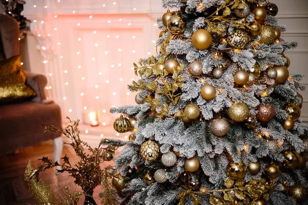 圣诞树上装饰着金黄色的玩具 作为新年的礼物 — 图库照片