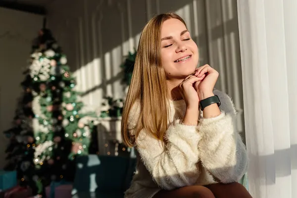 Una Bella Giovane Donna Con Capelli Biondi Erge Sullo Sfondo — Foto Stock