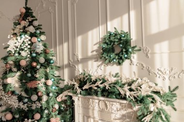 Yeni yıl için dekorasyonlar, duvarda köknar dalları. Rahat bir evde Noel dekoratif çelengi