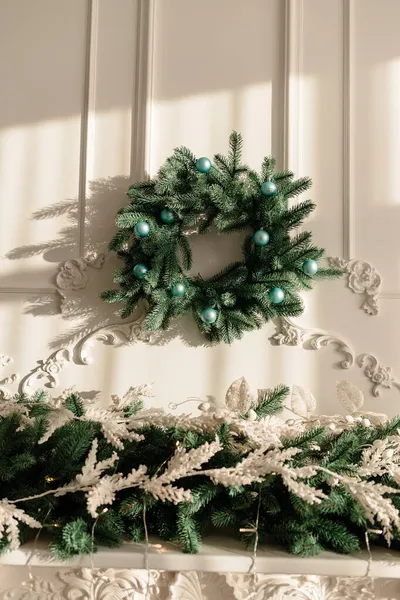 Díszítés Évre Fenyőágak Koszorúja Falon Karácsonyi Díszkoszorú Egy Hangulatos Otthon — Stock Fotó