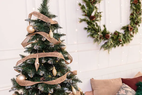 这棵树装饰着五彩缤纷的玩具和花环 用暖色调拍的特写照片 圣诞及新年气氛 — 图库照片