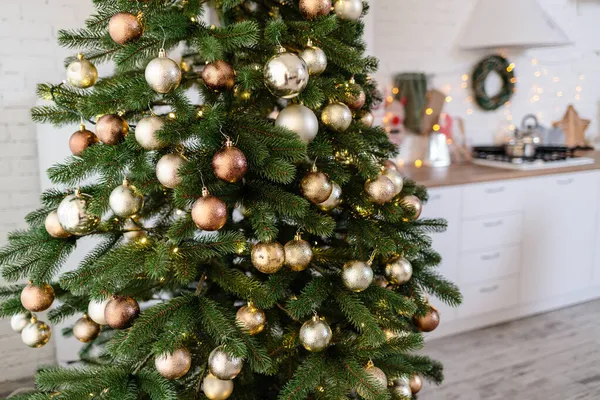 Strom Zdoben Barevnými Hračkami Věncem Detailní Fotografie Teplých Barvách Vánoční — Stock fotografie