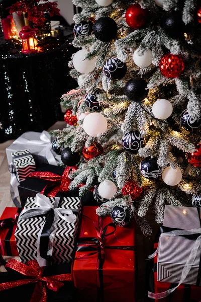Nieuwjaarsinterieur Kerstboom Kerstboom Geschenken Speelgoed Onder Boom Kerstspeelgoed Kerstcadeaus Nieuwjaar — Stockfoto