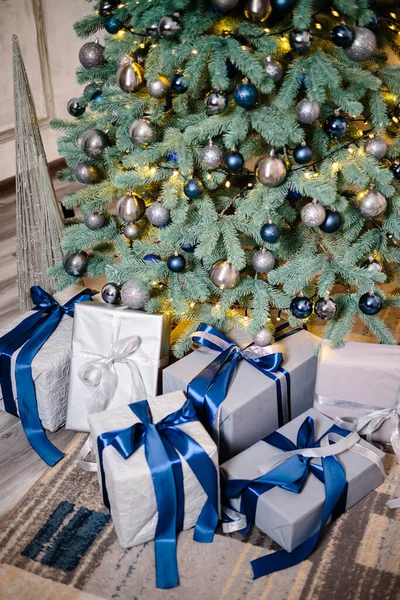 Cadeaudoosjes Onder Kerstboom Kerstversiering Voor Thuis Kerstcadeauverpakking Kerstboom Versierd Met — Stockfoto