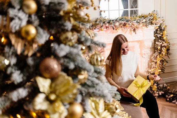 Fehér Pulóverben Meleg Hangulatos Este Egy Karácsonyi Belső Karácsonyfa Díszített — Stock Fotó