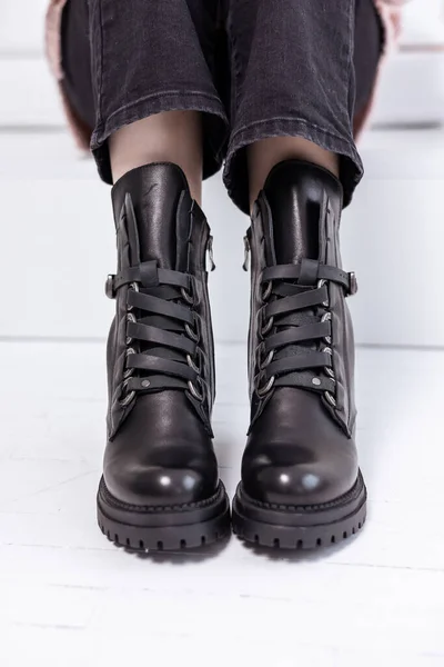 Női Cipők Kollekciója 2022 Őszén Telén Női Láb Fekete Bőrcsizmában — Stock Fotó