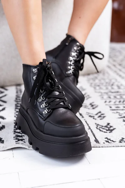 Botas Femininas Inverno Preto Feitas Couro Genuíno Com Atacadores Close — Fotografia de Stock