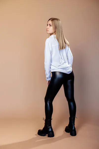 Una Bella Donna Camicia Bianca Leggings Pelle Scarpe Alla Moda — Foto Stock
