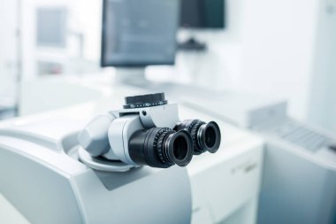 Görüşü test etmek için mikroskobik aygıt. Göz hastalıklarının oftalmolojisi ve tedavisi. Göz kliniği, optometrist konsept